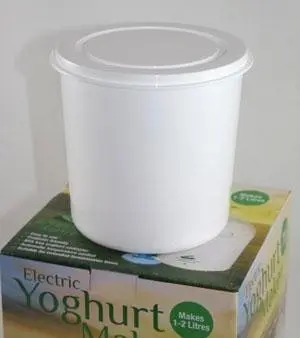 Green Living Yoghurt Container and Lid 2 L